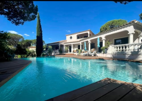 Villa de luxe avec piscine turquoise, architecture méditerranéenne blanche et jardins entretenus à Boissieres, France