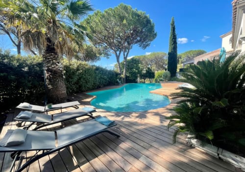 Türkisfarbener Pool mit Liegestühlen, Palmen und mediterranem Garten der Villa La Conciergerie De Franck