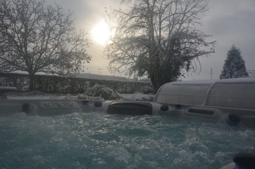 Moment de détente avec une séance de Spa en hiver au Château de Ribourdin, proche d'Auxerre