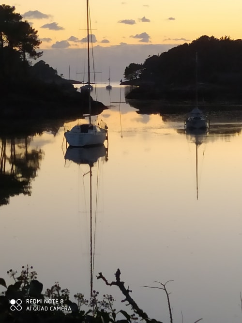 Voiliers amarrés dans les eaux calmes au coucher de soleil, Les logis de Kergoulou, Concarneau