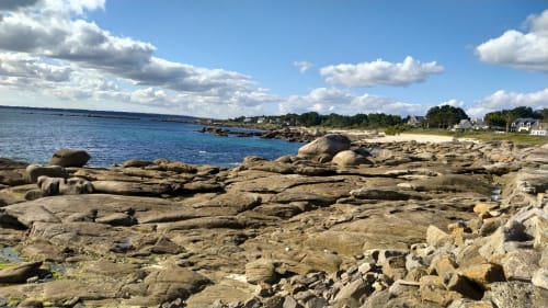 Littoral rocheux avec océan bleu et maisons côtières à Concarneau, près des Logis de Kergoulou en Bretagne