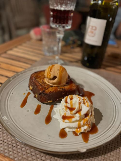 Élégant dessert au chocolat avec sauce caramel et crème fouettée au Le Maquis Plage à Poggio-Mezzana