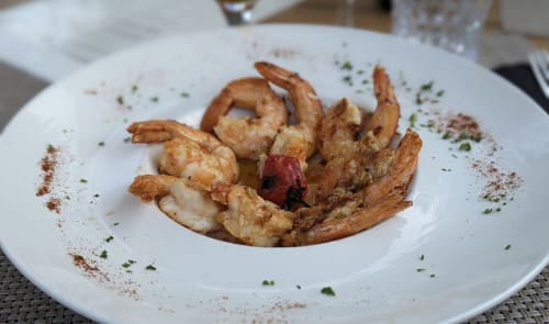 Crevettes et poisson sautés avec garniture d'herbes au Maquis Plage, Poggio-Mezzana