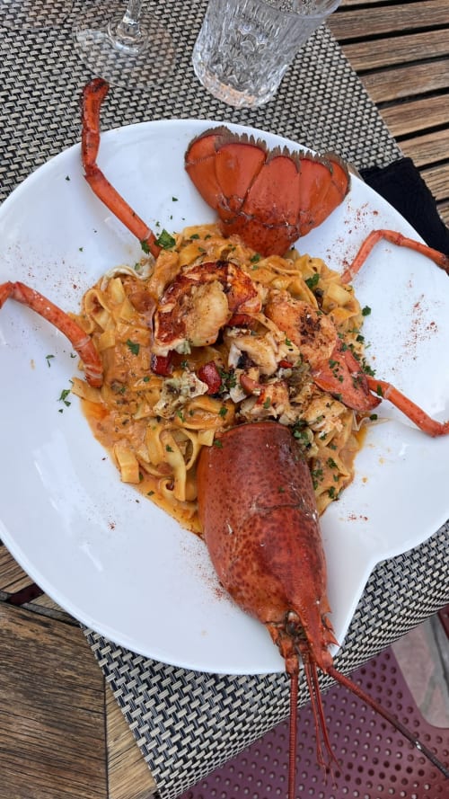 Homard entier avec pâtes et fruits de mer au restaurant Le Maquis Plage à Poggio-Mezzana