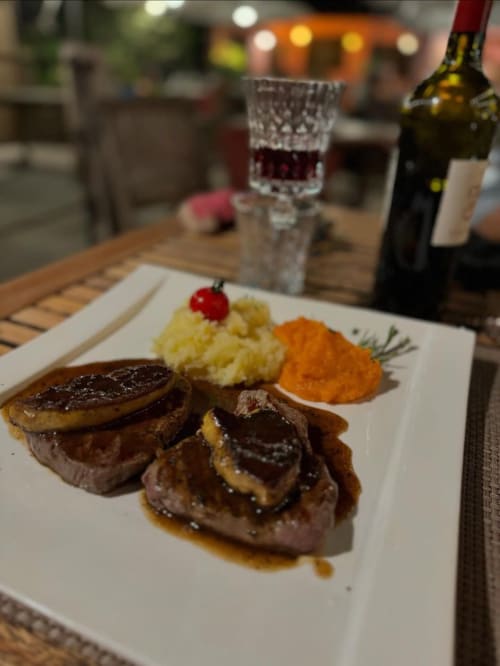 Assiette gastronomique du Maquis Plage : steak grillé, foie gras, purée de pommes de terre et purée de patate douce