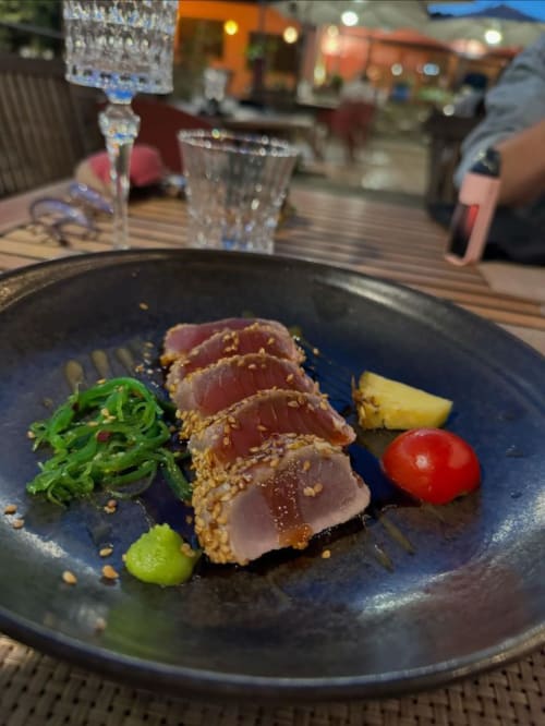 Tranches de thon sauté à croûte de sésame, salade verte et légumes au restaurant Le Maquis Plage