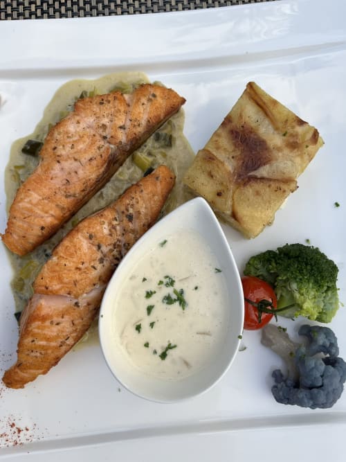 Filet de saumon poêlé à la sauce crémeuse, pommes de terre rôties et légumes frais au Maquis Plage