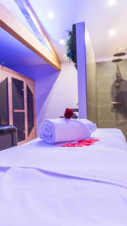 table de massage l'Olive sacrée love room Provence Cabannes France