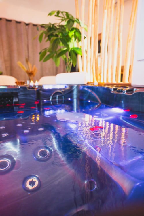 spa pétales de rose l'Olive sacrée love room Provence Cabannes France