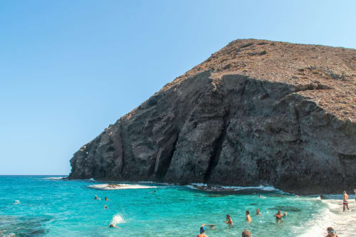 Cala de aguas turquesas con acantilados rocosos cerca del Hostal Juan Carlos, Carboneras España