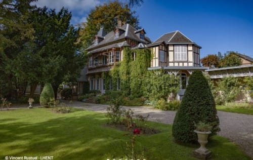 Villa Eliane B&B in Étretat with ivy-covered Norman architecture, manicured gardens and gravel driveway