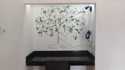 Arte decorativo de pared con árbol de hojas verdes en Hotel Estrella, Matamoros, México