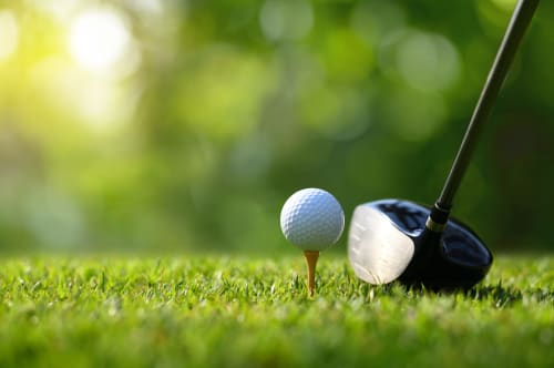 Balle de golf sur un tee avec le driver au parcours de golf des Tanières de Montgenèvre