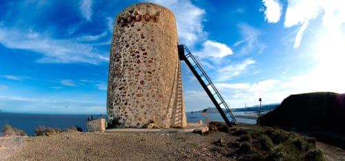 Torre de piedra histórica con vistas a la costa mediterránea en Carboneras, España, cerca del Hostal Juan Carlos