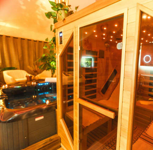 Sauna aux boiseries intérieures et portes vitrées du spa Suite l'Olive Sacrée à Cabannes, Provence