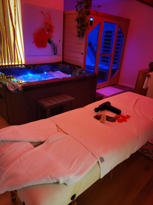 table, huile et pistolet de massage l'Olive sacrée love room Provence Cabannes France