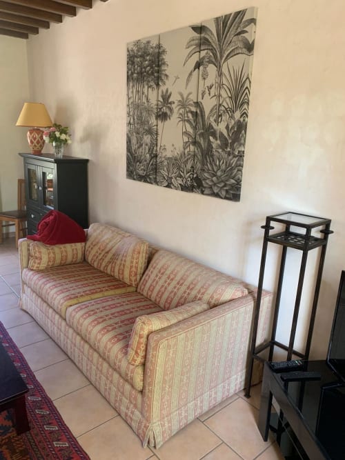Séjour chaleureux de cottage avec canapé rayé, art botanique mural et vue sur le jardin à Châteaudun