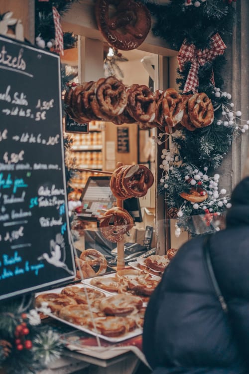 Tarte flambée traditionnelle alsacienne servie dans une winstub