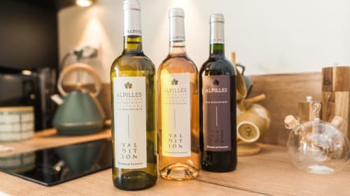 vin alpilles l'Olive sacrée love room Provence Cabannes France