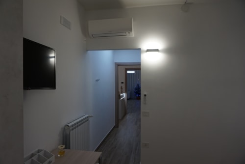Elegante corridoio della camera d'hotel La Dimora Di Ipno con TV, aria condizionata, radiatore e illuminazione contemporanea a Vallata