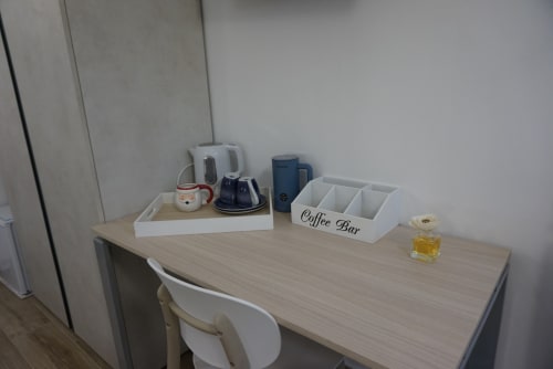 Angolo caffè su scrivania in legno a La Dimora Di Ipno, Vallata con bollitore, tazze e organizer