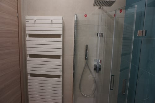 Bagno moderno con scaldasalviette bianco e soffione pioggia a La Dimora Di Ipno, Vallata