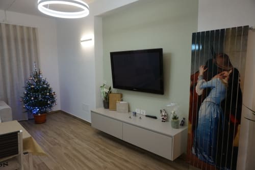 Camera moderna a La Dimora Di Ipno a Vallata con TV, arredamento bianco, albero di Natale illuminato e decorazioni festive