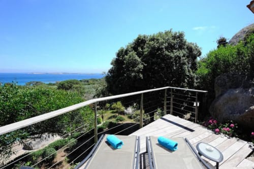 Terrasse de la Villa Marina Di Cavu avec transats bleus dominant la Méditerranée près de Bonifacio, Corse