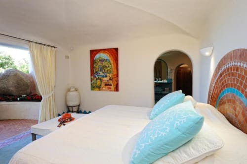 Grande suite méditerranéenne lumineuse à la Villa Marina Di Cavu avec coussins turquoise, voûte et tableau coloré