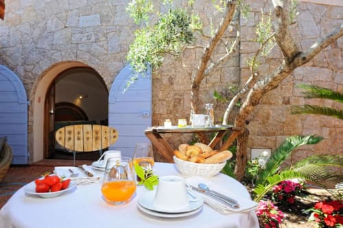 Petit-déjeuner méditerranéen à la Villa Marina Di Cavu à Bonifacio avec viennoiseries et jus d'orange frais