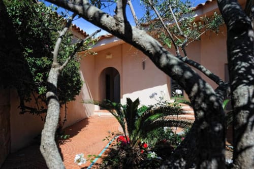 patio en terre cuite avec portail voûté à la Villa Marina Di Cavu, hôtel de Bonifacio, patio ombragé et fleuri privé 