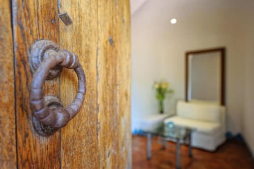 Poignée de porte en bois ouvragé à la Villa Marina Di Cavu, une charmante maison d'hôtes à Bonifacio, France