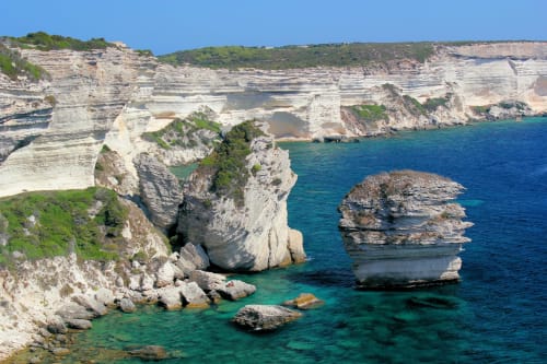 Spectaculaires falaises de calcaire blanc et eaux turquoise près de Villa Marina Di Cavu à Bonifacio, France