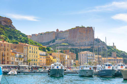 Port coloré de Bonifacio avec bateaux amarrés et forteresse surplombant les falaises, Villa Marina Di Cavu à proximité