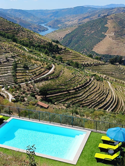 Piscina da Quinta do Fraguril com vista para os vinhedos em socalcos do Vale do Douro e rio, Valença do Douro