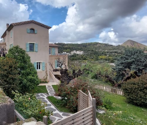 Le Mas de Trépeloup, une maison d'hôtes à Alès avec architecture méditerranéenne, jardins et vues sur les montagnes