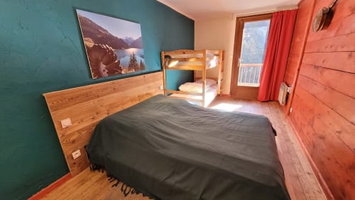 Chambre familiale avec un lit double de 140cm et un lit superposé (2 x 90cm)