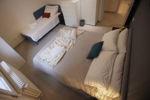 LikeHome San Romano cottage in Ferrara with multiple beds and cream sofa in open-plan living space