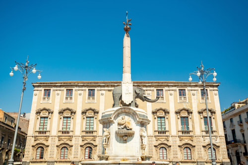 Piazza Università à Catania avec la fontaine de l'éléphant et le palazzo historique, près de l'Aparthotel Bentivoglio