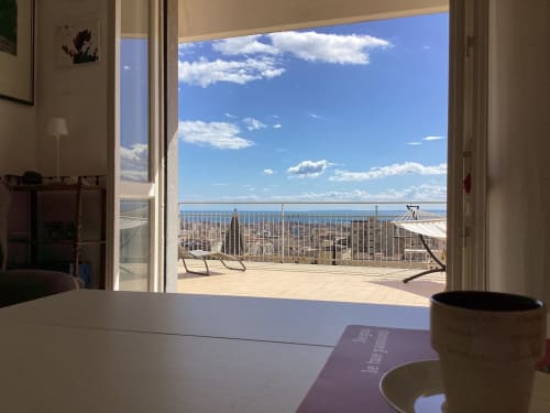 Vista della città di Catania dal balcone dell'Aparthotel Bentivoglio con cielo blu e arredo terrazza