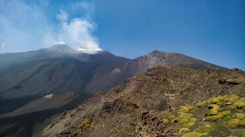 Le volcan de l'Etna avec son pic enneigé près de Catania, en Sicile, Italie