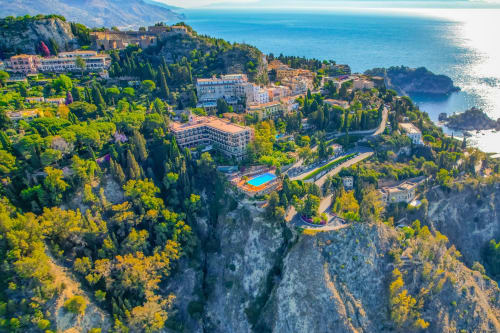 Aparthotel Bentivoglio perché sur une falaise surplombant la côte sicilienne avec la Méditerranée et les cyprès