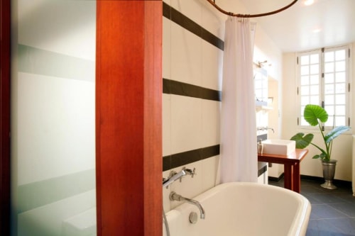 salle de bain de la suite avec baignoire a pied la porte rouge the red door inn B&B Saintes
