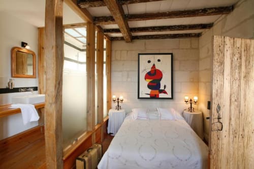 la chambre rouge l'alliance du moyen age et du contemporain la porte rouge the red door inn B&B Saintes
