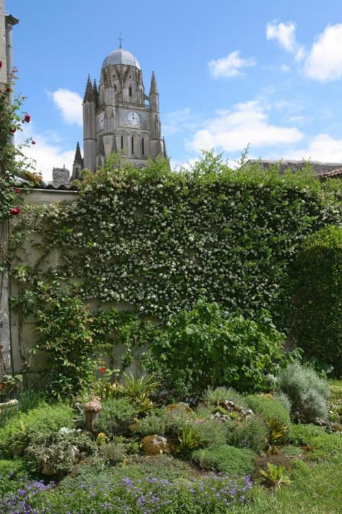 notre vue sur le clocher de la cathédrale toujours à l'heure la porte rouge the red door inn B&B Saintes