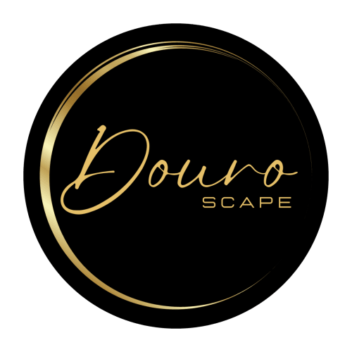 Logotipo Douro Scape - elegante escrita dourada em círculo preto do hotel Quinta Do Fraguil em Valença do Douro