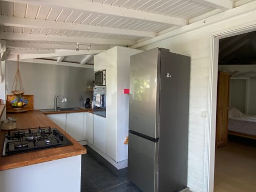 Cuisine moderne du gîte Villas aux Antilles, Saint-François, avec appareils inoxydables et plans de travail en bois