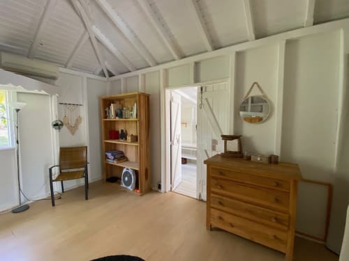 Intérieur lumineux du cottage aux Villas aux Antilles avec mobilier en bois, rangements et plafond aéré à Saint-François