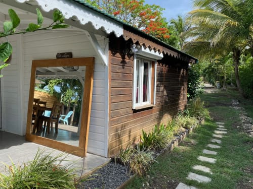 Chalet vue jardin aux Villas aux Antilles, Saint-François avec façade bois, encadrements blancs et aménagement tropical