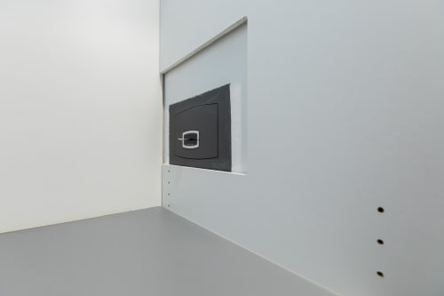 Schwarzer wandmontierter Safe mit Chromgriff im Magnolia Apartments Mailand Hotelzimmer